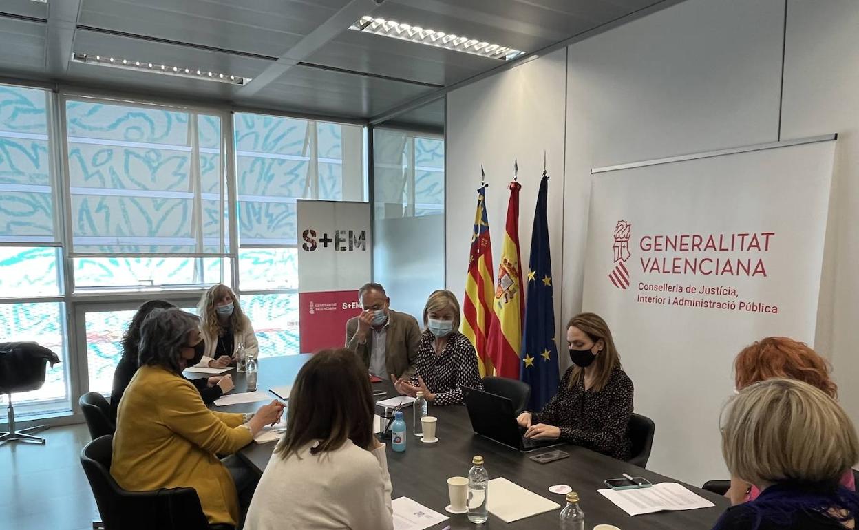 Gabriela Bravo se reúne con la Coordinadora Feminista y la Asociación Alanna. 