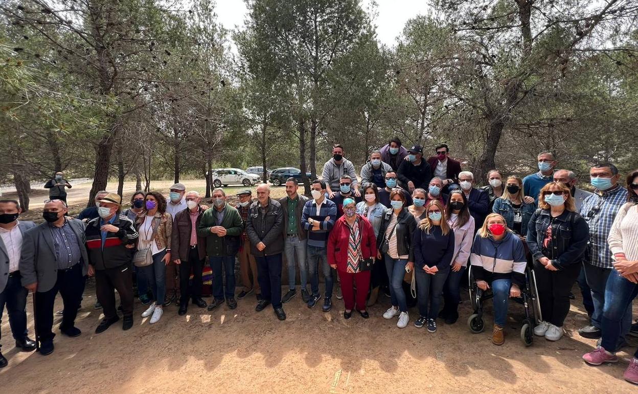 Los participantes en el homenaje en el Paredón de España. 