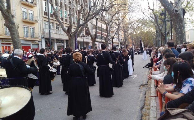 La 'Tamborada' congregó a gran público en la Alameda Jaume I de Xàtiva. 