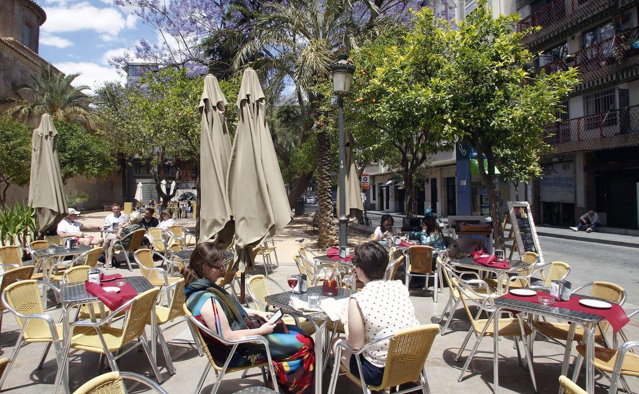 Terraza en una plaza del barrio del Carmen. 