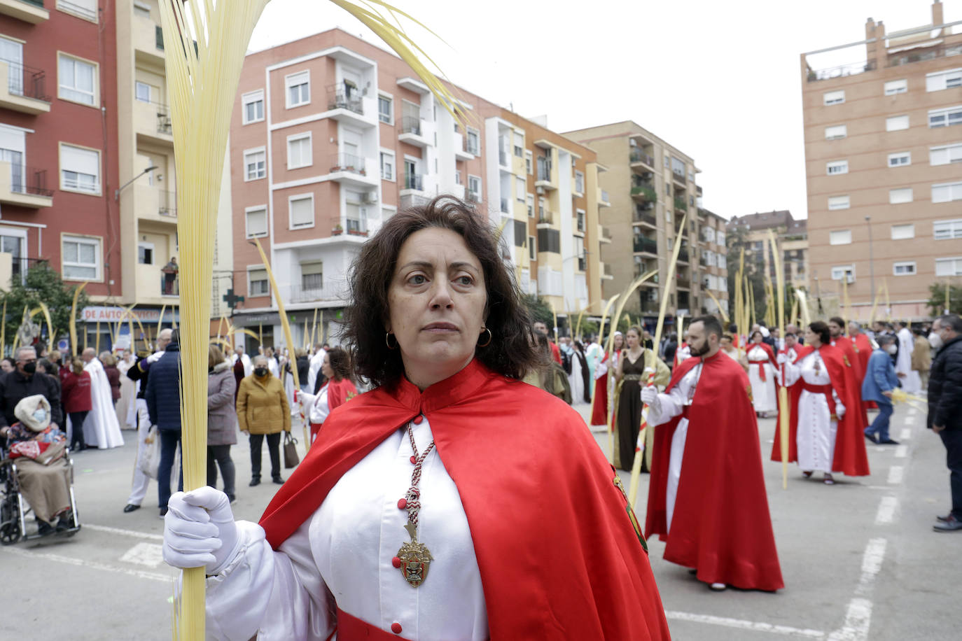 Las cofradías de la Semana Santa de los poblados marítimos de Valencia participan en las procesiones del Domingo de Ramos. 