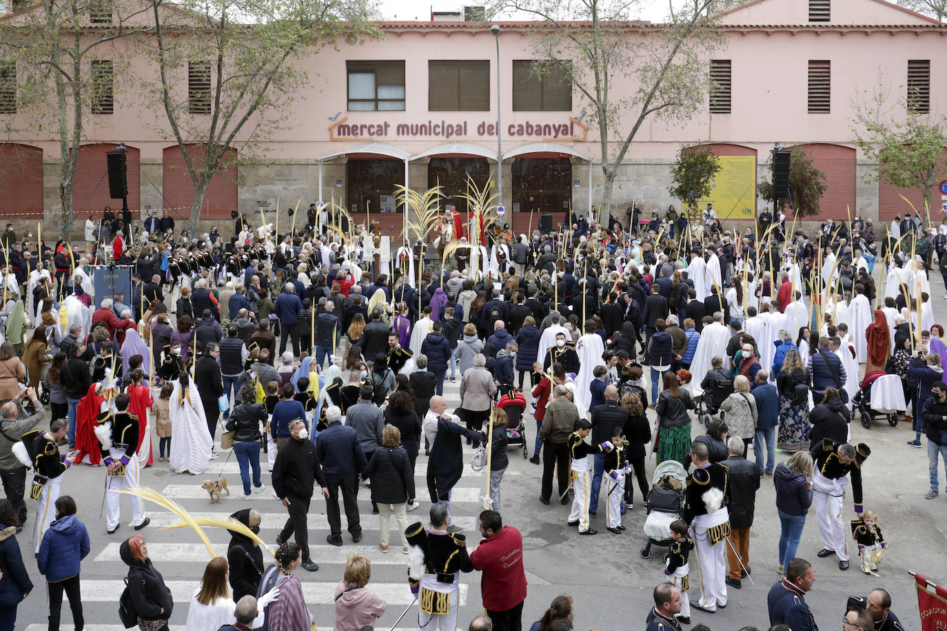 Las cofradías de la Semana Santa de los poblados marítimos de Valencia participan en las procesiones del Domingo de Ramos. 