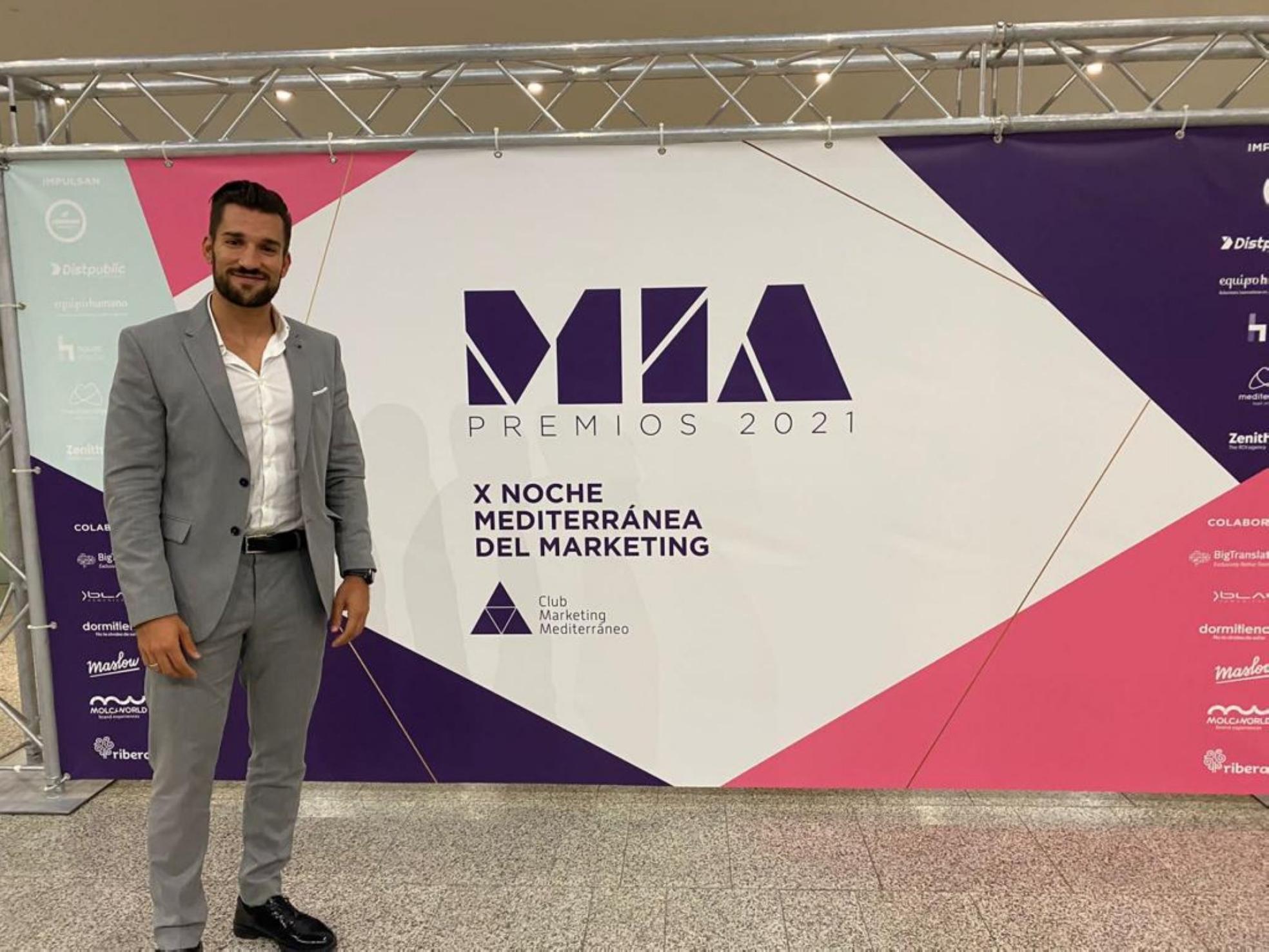 Emprendedor. Rafael Mas, en una gala de premios. Abajo, el trabajo en el taller de Inaltech. 