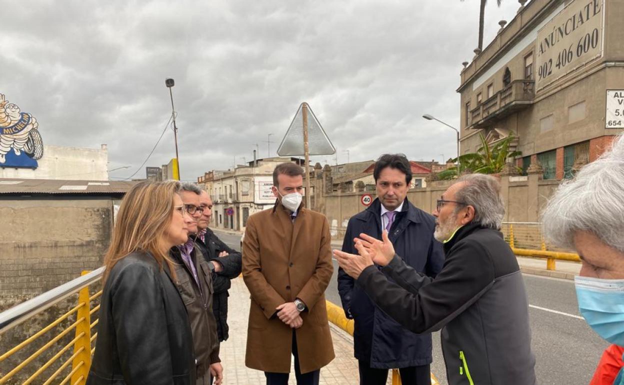 Betoret y representantes locales del PP de Alzira con los miembros de la Federació de Veïns. 