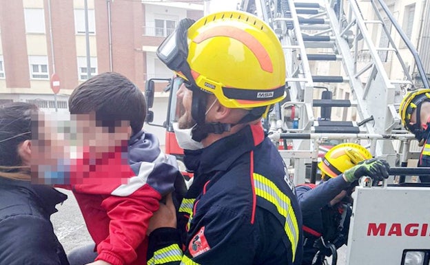 Imagen principal - Así fue el rescate del niño de 3 años en Bañeres. 