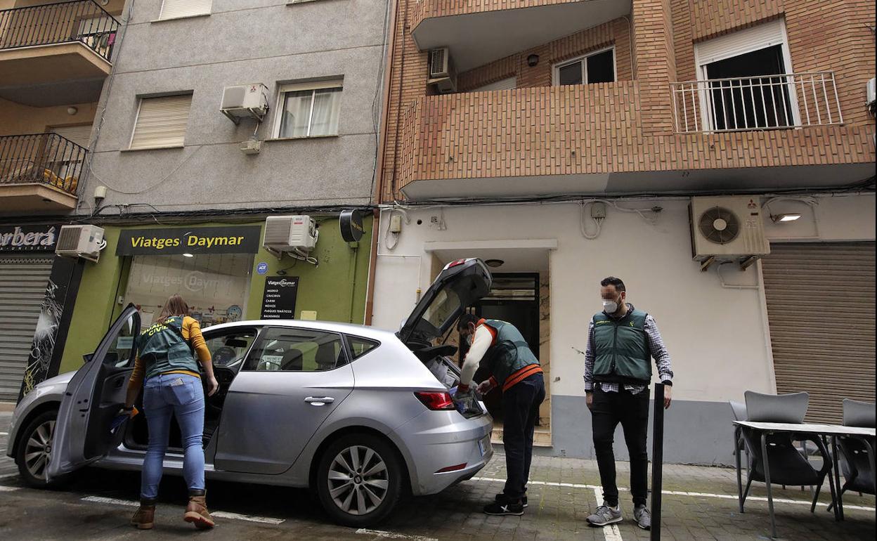 Agentes de la Guardia Civil trabajan ante la vivienda donde ha ocurrido la tragedia.