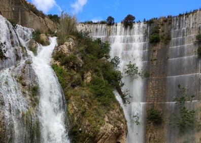 Imagen secundaria 1 - La presa está enclavada entre dos cerros de roca. 