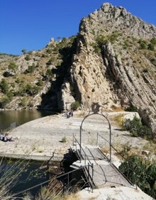 Imagen secundaria 2 - La presa está enclavada entre dos cerros de roca. 