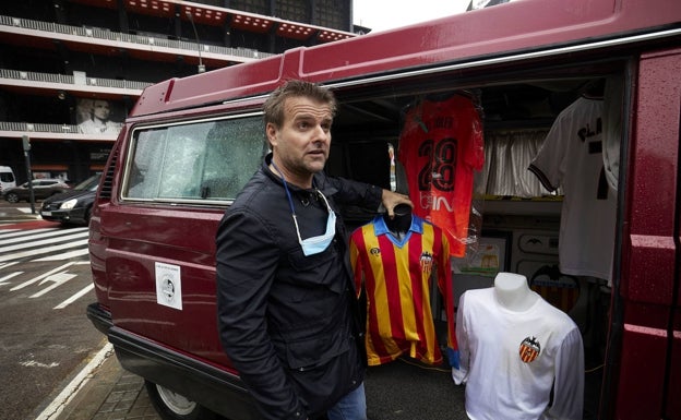 Imagen principal - José Ponce con camisetas que llevará a Sevilla y el 600 de Santi Raga. 