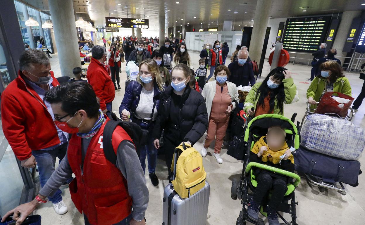 Llegada de refugiados ucranianos al aeropuerto de Manises, a finales de marzo. 