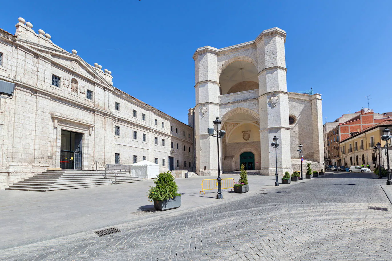 Valladolid (Cine) | Desde hace más de 60 años, la Semana Internacional de Cine (SEMINCI) se celebra en Valladolid, lo que la ha convertido en el corazón del cine independiente internacional. Se ofrecen programas de apoyo al séptimo arte, además de fomentar la exploración de nuevos horizontes con el objetivo de educar, integrar y generar recursos. Además, Valladolid está cargada de historia y patrimonio arquitectónico.