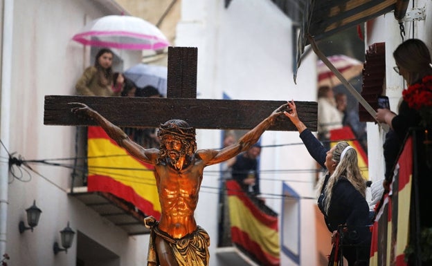 Imagen principal - Así ha sido el descenso del Cristo de la Fe por las calles de Santa Cruz. 