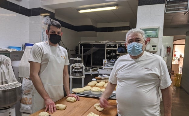 Dos generaciones en el Forn de Sant Roc. 