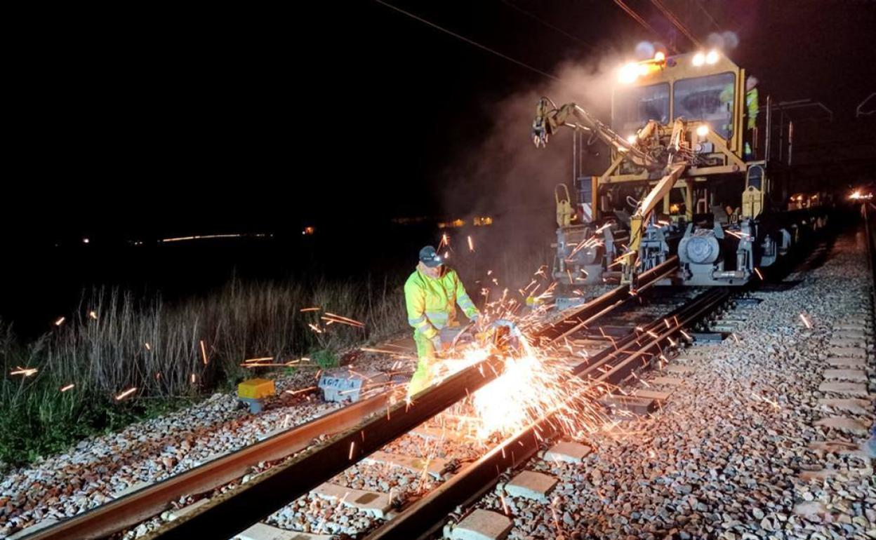 Trabajos de instalación del tercer carril entre El Puig y Sagunto. 