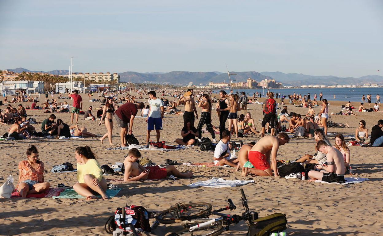 Jóvenes en una playa de Valencia, en una imagen de archivo. 