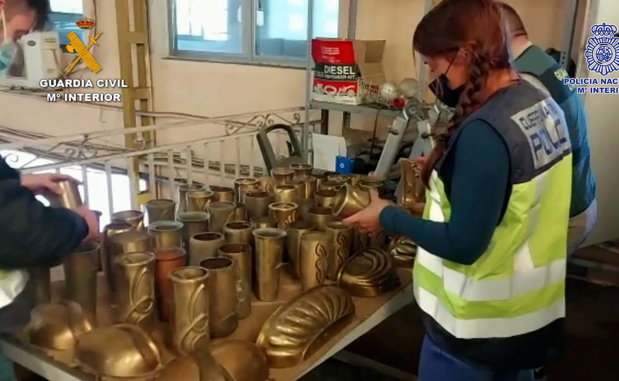 Una agente supervisa las piezas robadas de cementerios de Elda y Petrer. 