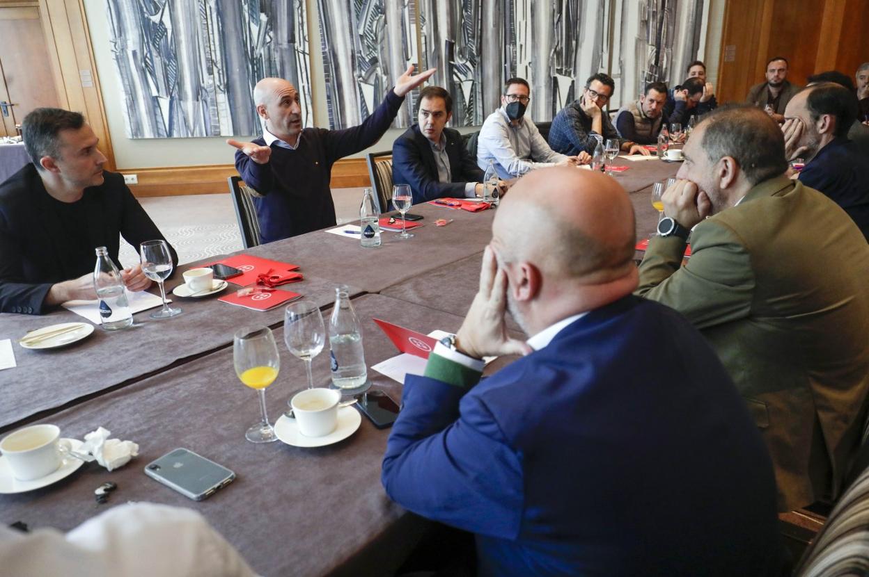 Luis Manuel Rubiales, durante el encuentro celebrado ayer en un hotel de Valencia. irene marsilla