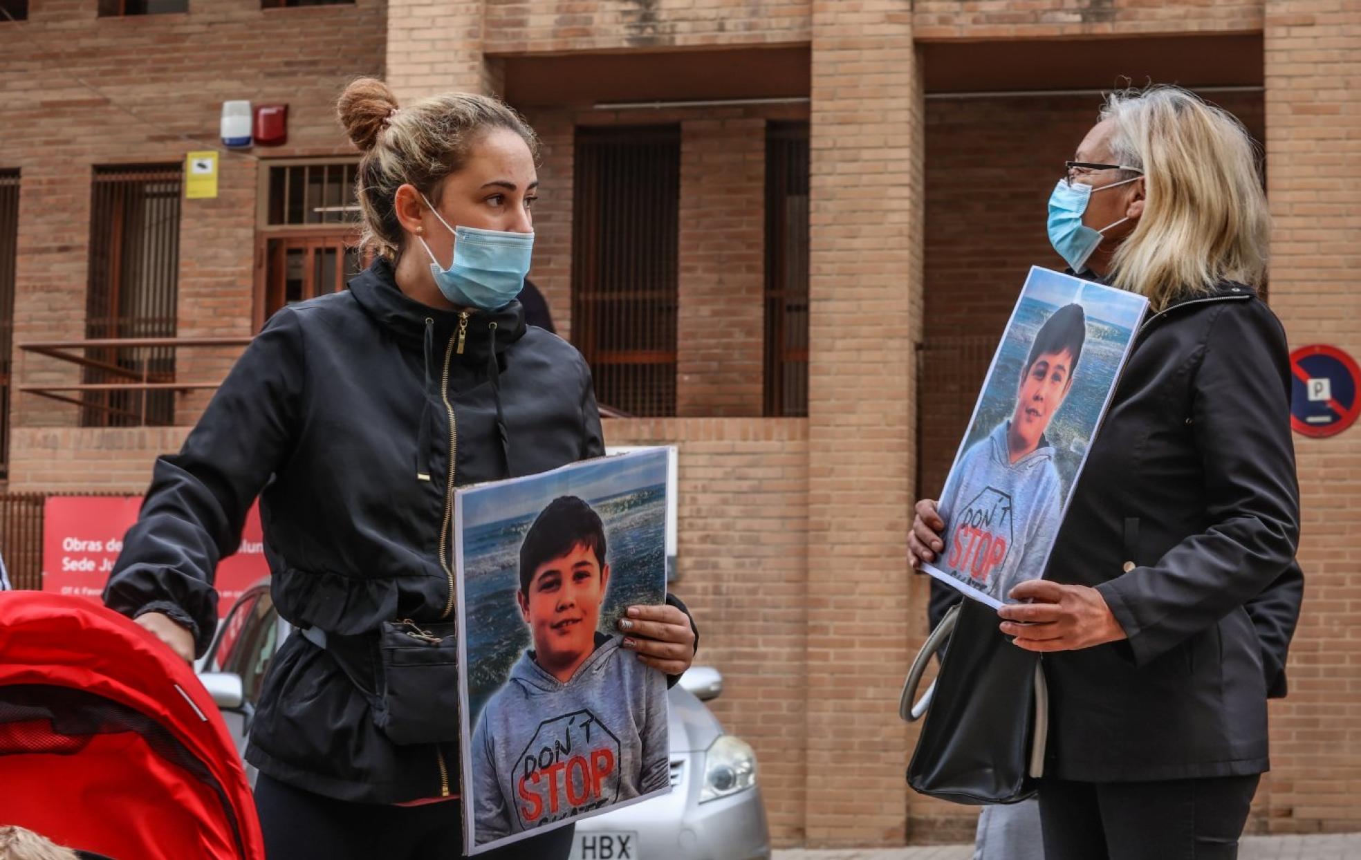 Protesta. La madre y la abuela de Aitor, en una protesta en el juzgado. lpApoyo. Las concentraciones han reunido a numerosas personas cada jornada. LP