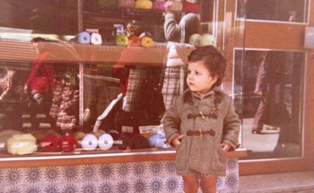 Sergio, uno de los hijos de la familia, en la puerta de El Vellón. 