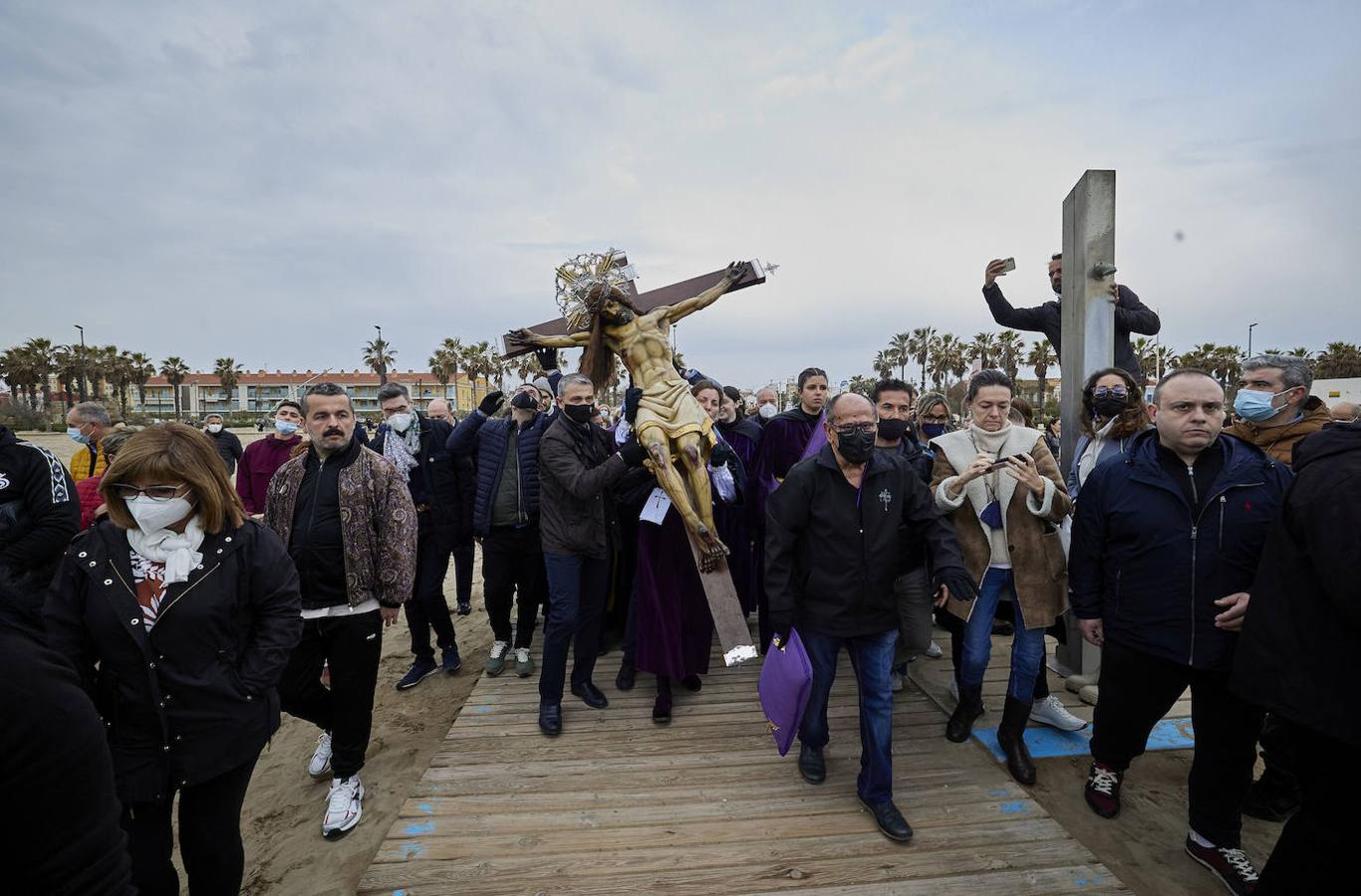 Fotos: Encuentro entre los Cristos y visita a la playa del Cabanyal