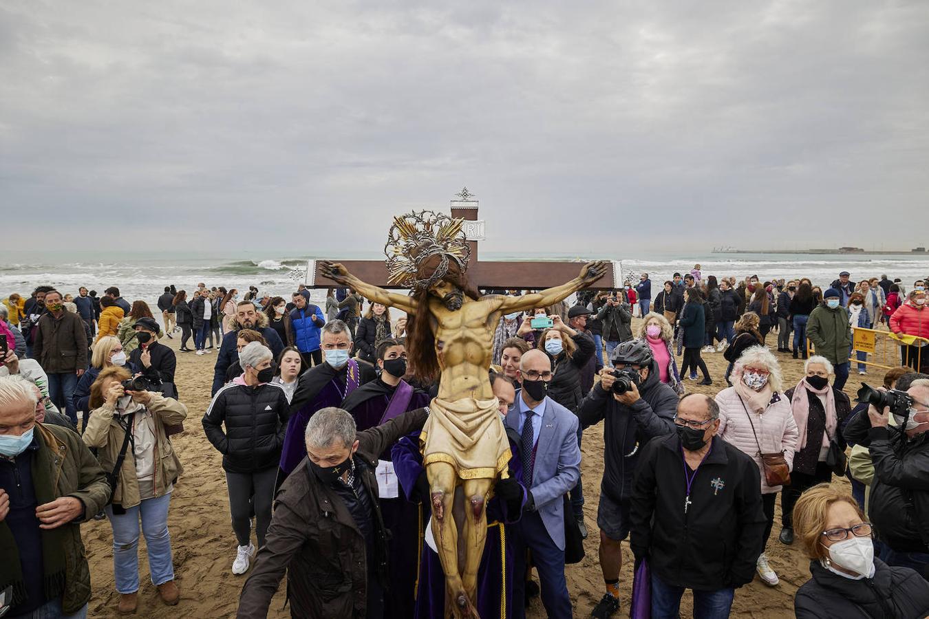 Fotos: Encuentro entre los Cristos y visita a la playa del Cabanyal