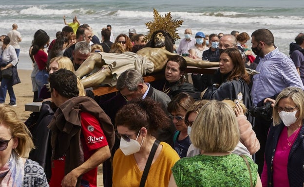 Público asistente al acto de la playa de las 12 horas. 