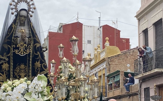 Imagen principal - Gente viendo a la Dolorosa y Jesús con la Cruz desde los balcones y clavariesas.