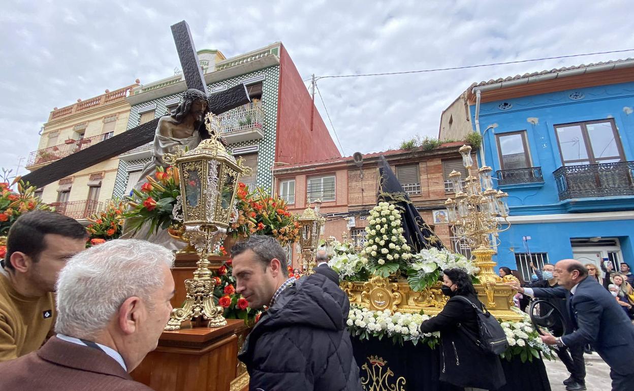 Encuentro de la Dolorosa con el paso de Jesús con la cruz y Cristo resucitado, en la calle Escalante. 