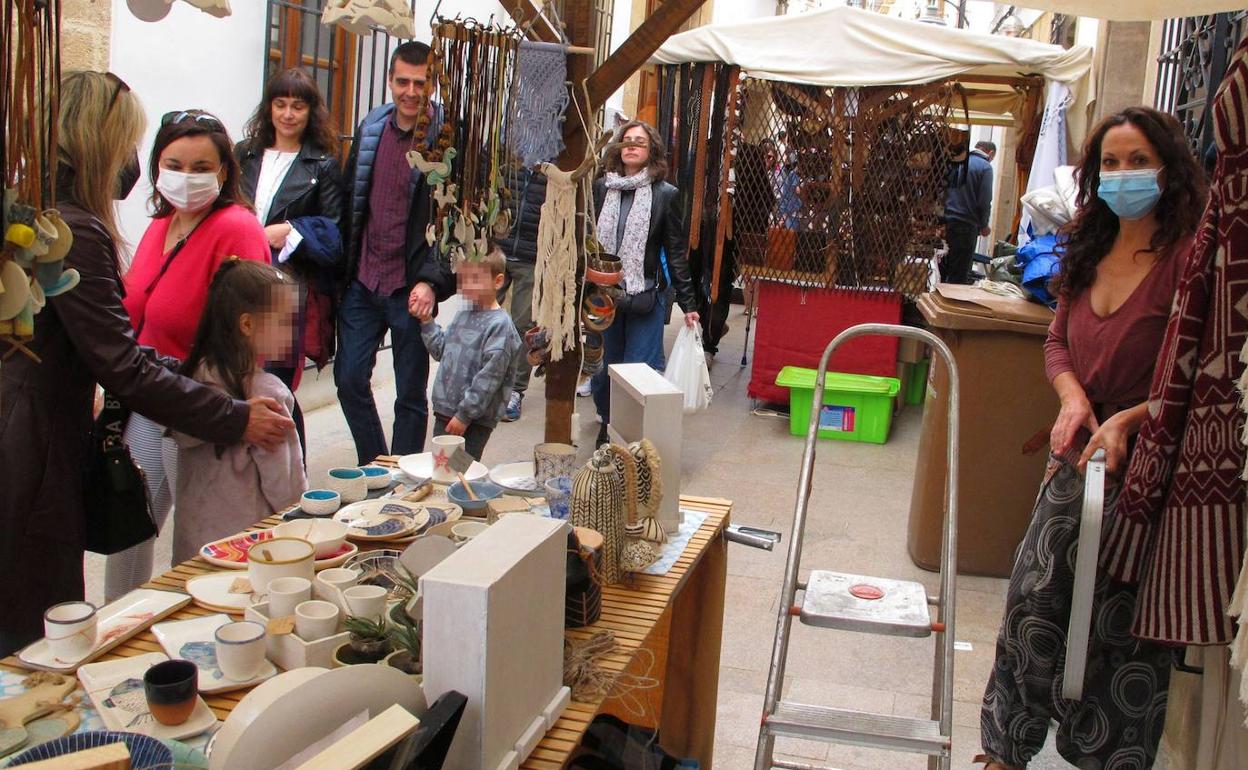 Los puestos de artesanía animan el centro histórico de Xàbia esta Semana Santa. 