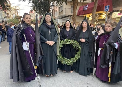 Imagen secundaria 1 - Ofrenda de la corona de laurel, mujeres de la hermandad del Santísimo Cristo del Salvador y salida de la talla a la calle. 