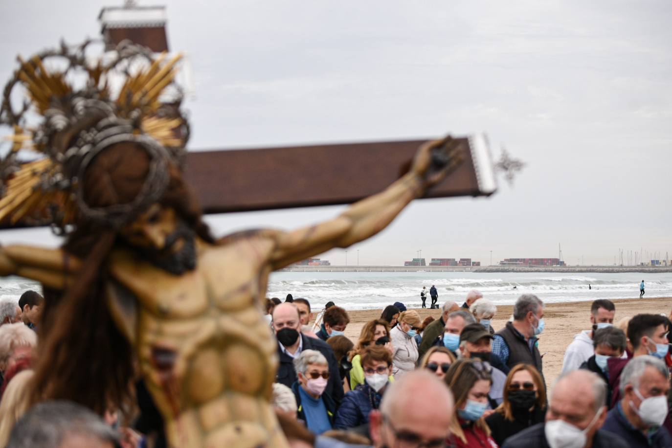 Fotos: Encuentro entre los Cristos y visita a la playa del Cabanyal