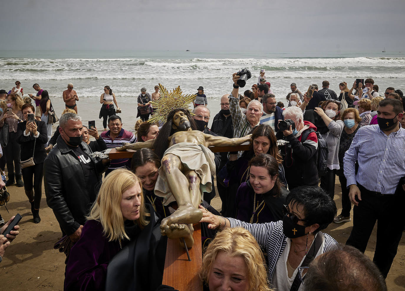 Fotos: Encuentro entre los Cristos y visita a la playa del Cabanyal