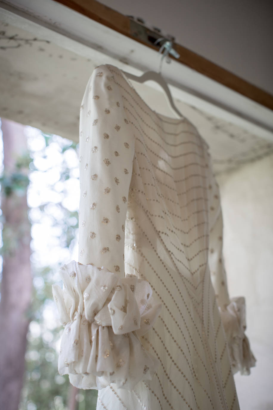 Detalle de las mangas de organza, con los bordados con paillettes.