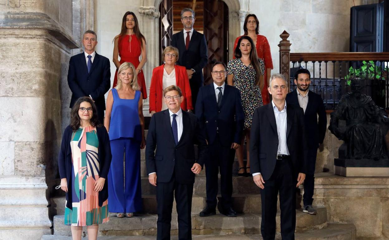 Los actuales consellers de la Generalitat, en una foto de familia en el Palau 