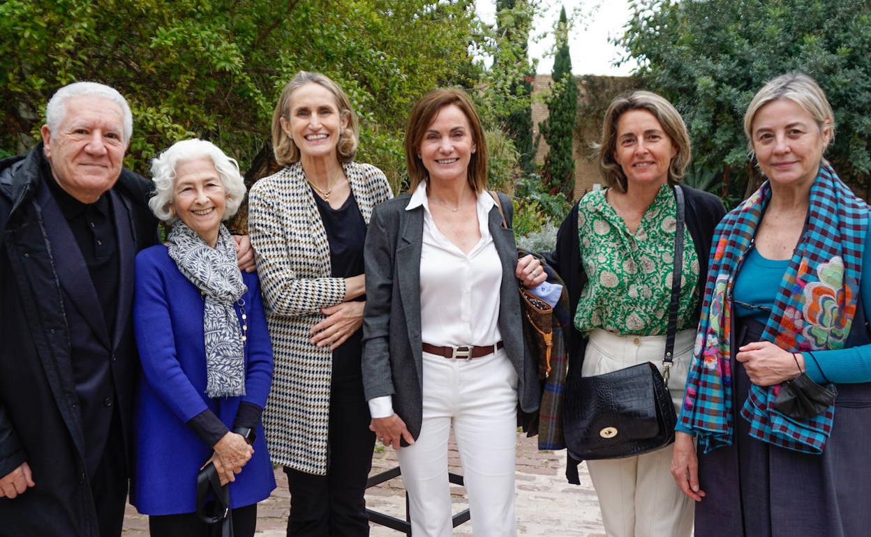 Luis Bassat y su mujer, Celia, y Mercedes Calabuig, Gracia Rubio y Marisa Gallén.