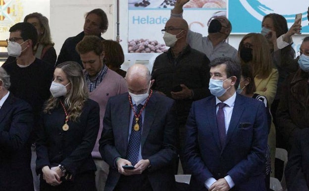 Imagen principal - Palco con concejales del Ayuntamiento de Valencia. 