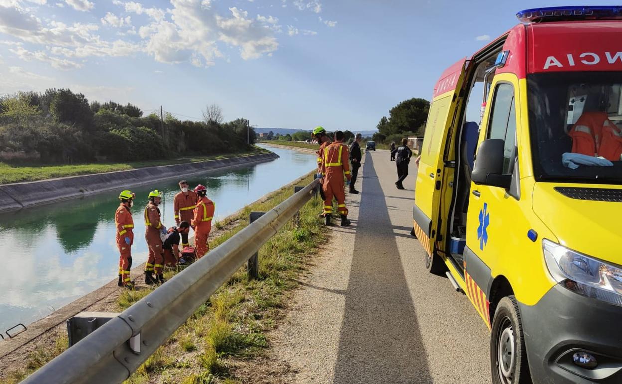 Los bomberos, junto al canal de Picassent al que ha caído el niño esta tarde. 