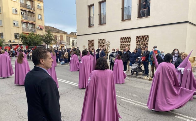 Imagen principal - Arriba, el presidente Juan Carlos Manzanas, el hermano mayor Ramón Gimeno con el traje de vesta en la procesión y las cofrades Raquel Sanmartín, Amparo Martínez y Virginia Cerdido.