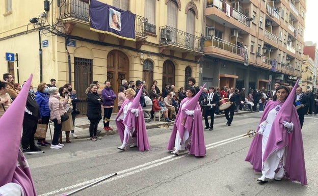 Imagen principal - Desfile de la hermandad, Crsitina GRadolí y Lara Gutiérrez y Verónica Mudarra (d). 