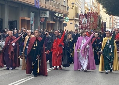 Imagen secundaria 1 - Arriba, el presidente Juan Carlos Manzanas, el hermano mayor Ramón Gimeno con el traje de vesta en la procesión y las cofrades Raquel Sanmartín, Amparo Martínez y Virginia Cerdido.