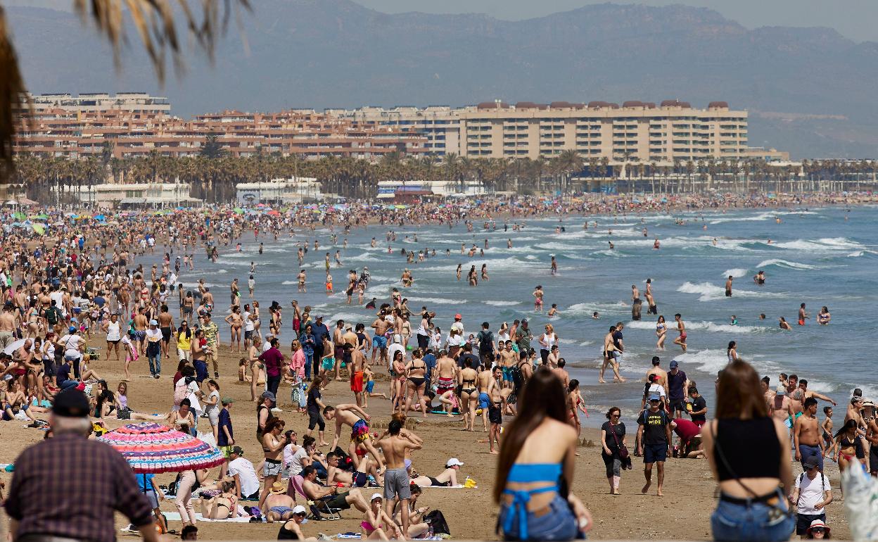 La playa de la Malvarrosa de Valencia, este sábado, repleta de paseantes y bañistas. 