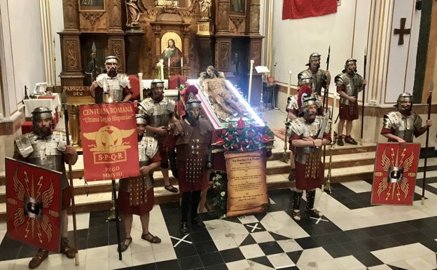 Imagen principal - La centuria romana en el Santo Sepulcro del Ràfol d'Almúnia y la Virgen y el Nazareno en Dénia.