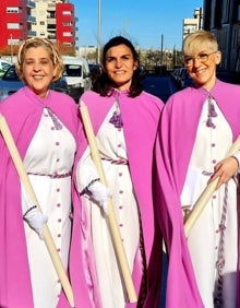 Imagen secundaria 2 - Arriba, el presidente Juan Carlos Manzanas, el hermano mayor Ramón Gimeno con el traje de vesta en la procesión y las cofrades Raquel Sanmartín, Amparo Martínez y Virginia Cerdido.