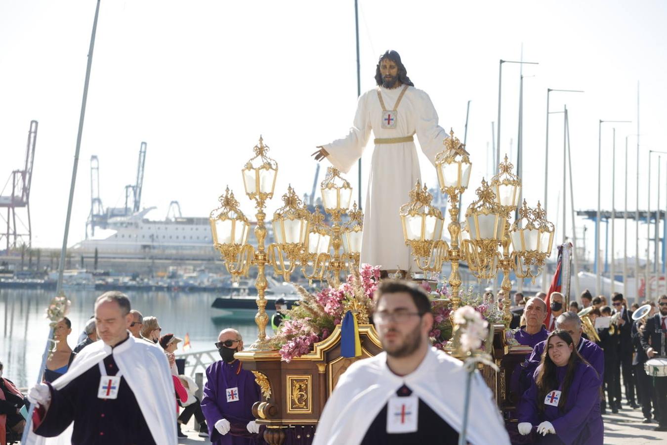 Fotos: Corona de laurel en el Puerto de Valencia por los fallecidos en el mar