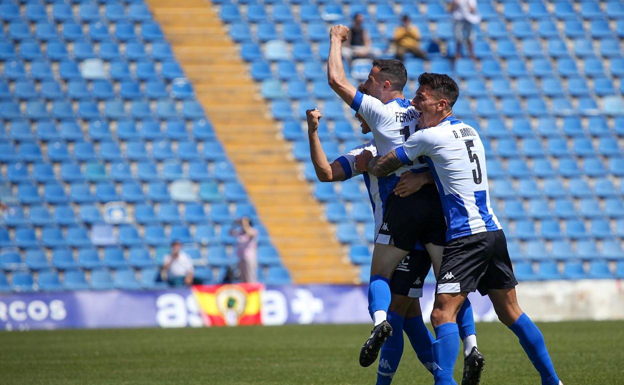 Los jugadores del Hércules abrazan a José Manuel Fernández tras marcar el tanto del empate. 