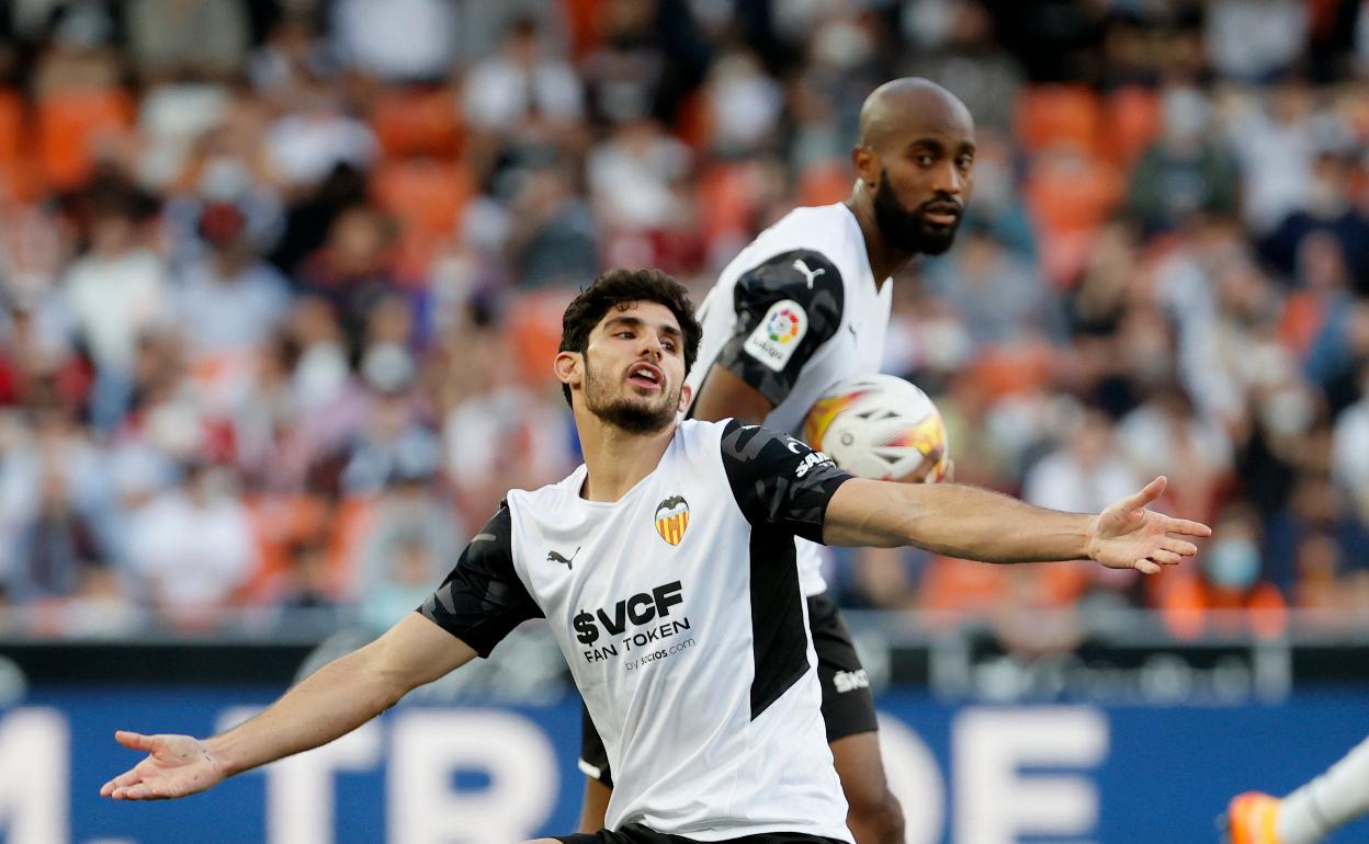 Gonçalo Guedes, durante un partido de Liga con el Valencia en Mestalla. 