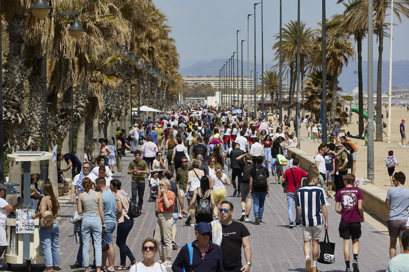 Fotos: Playas y terrazas de Valencia llenas en la Semana Santa más turística en 4 años