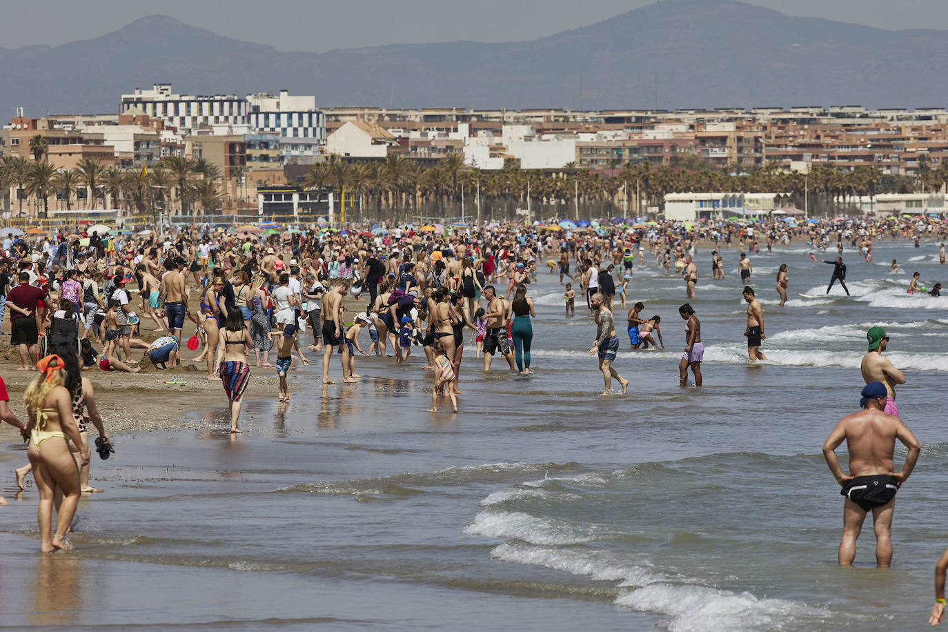 Fotos: Playas y terrazas de Valencia llenas en la Semana Santa más turística en 4 años