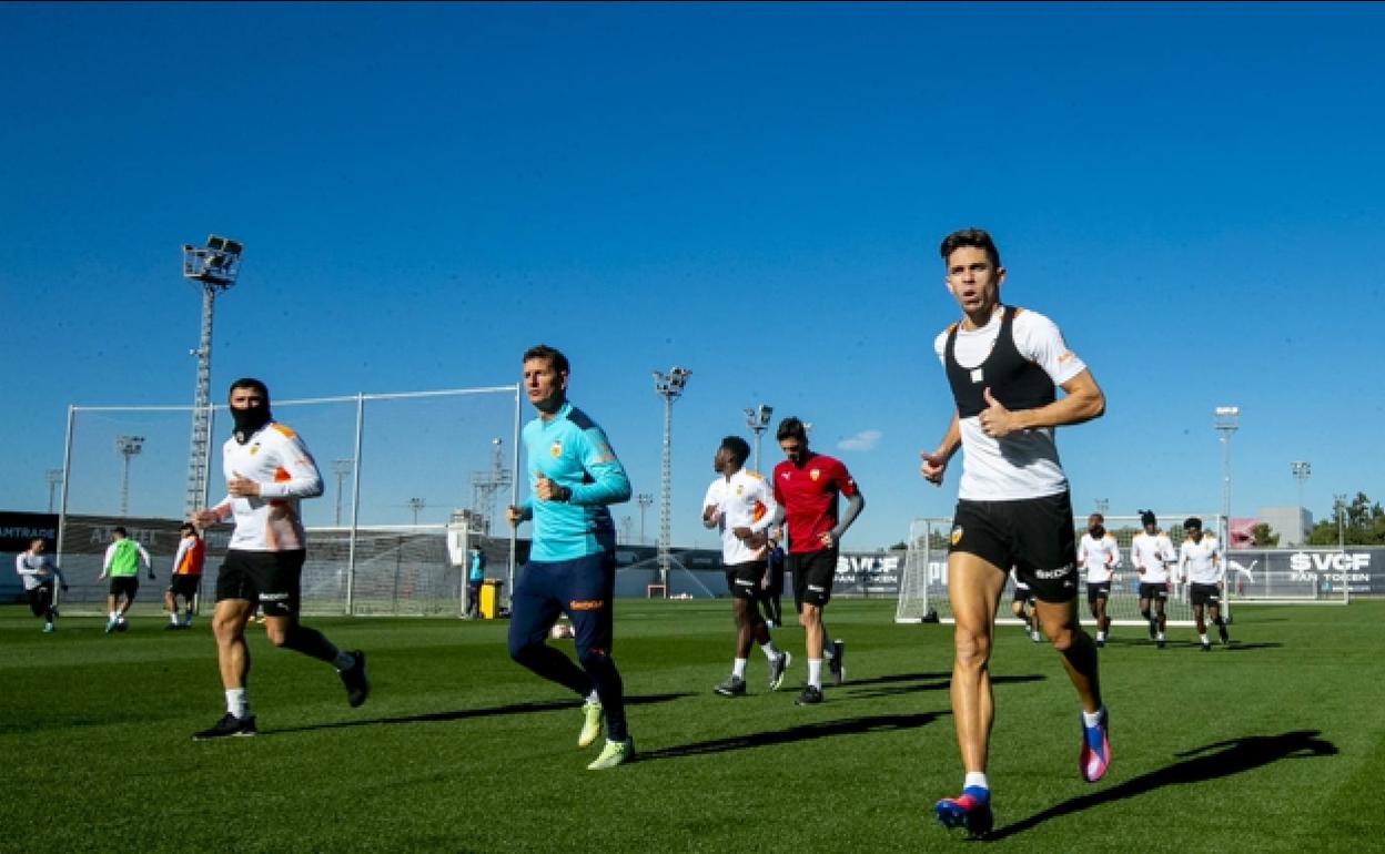 Maxi Gómez y Gabriel Paulista, durante una sesión de entrenamiento con el Valencia. 