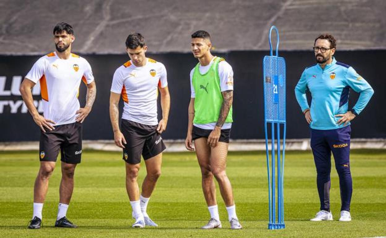 Alderete, Hugo Duro y Marcos André, junto a Bordalás, durante una sesión de entrenamiento. 